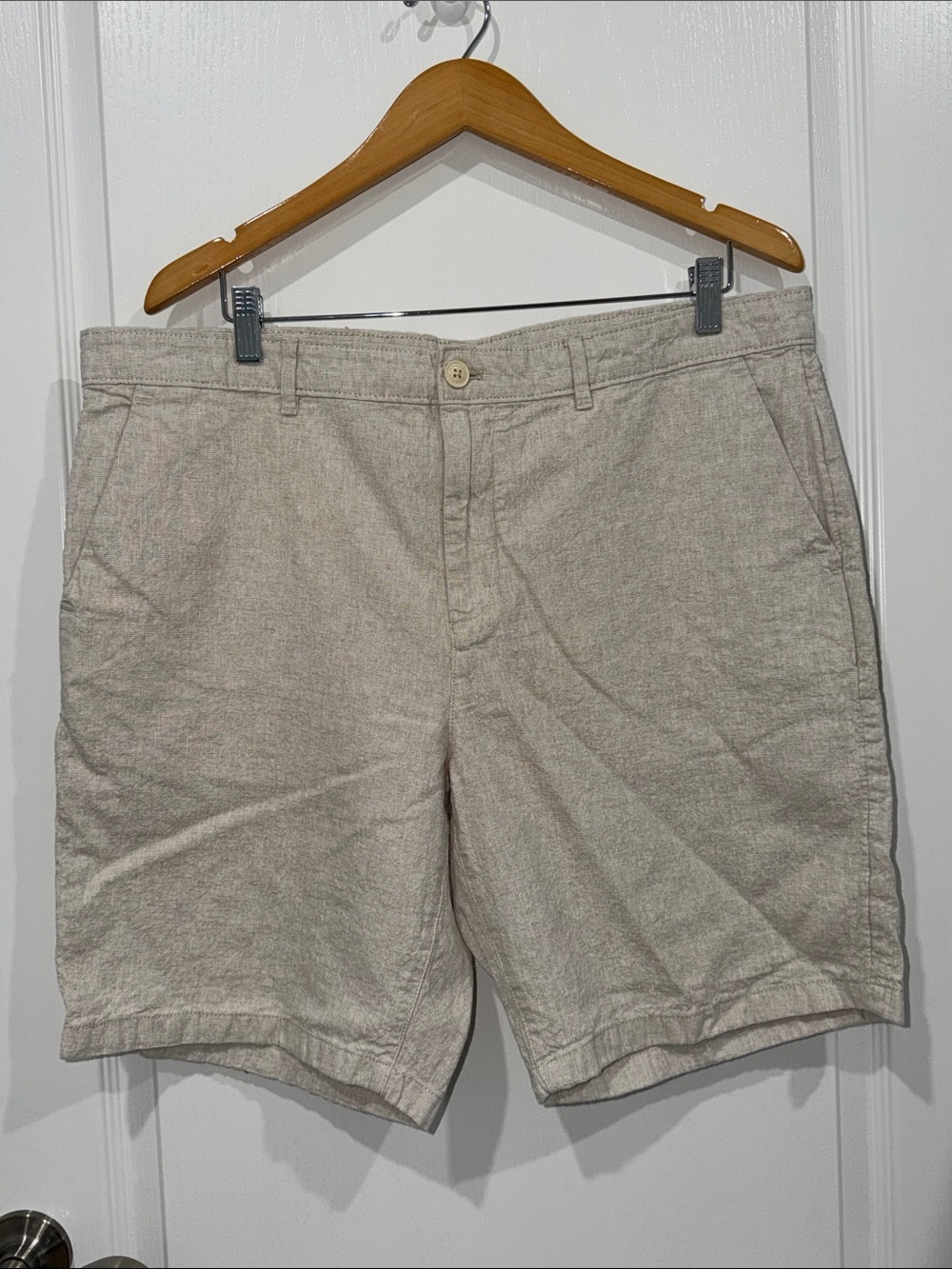 Calvin Klein Men's Flat-Front linen  Shorts in Light Tan size 38” Resortwear
